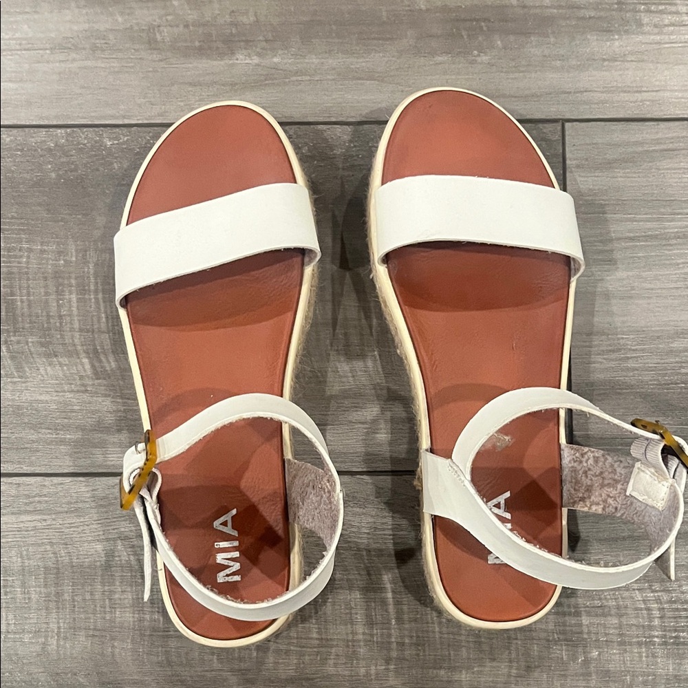 MIA Women's White and Tan Sandals
